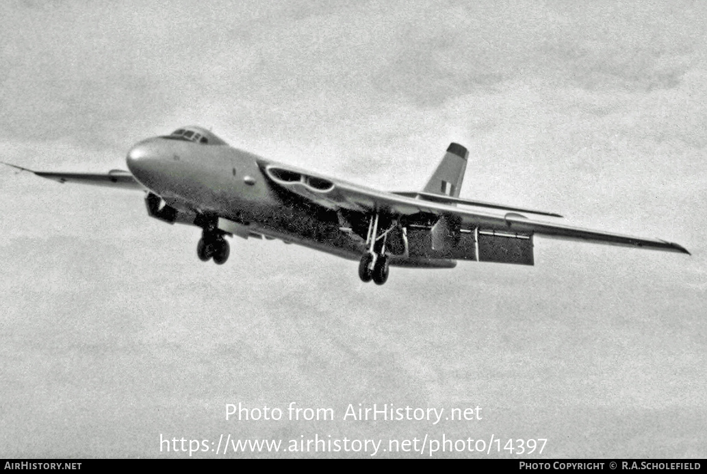 Aircraft Photo of WB215 | Vickers Valiant | UK - Air Force | AirHistory.net #14397