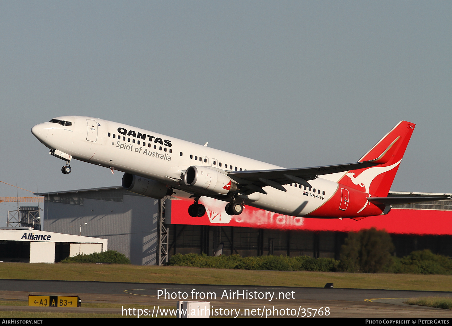 Aircraft Photo of VH-VYE | Boeing 737-838 | Qantas | AirHistory.net #35768