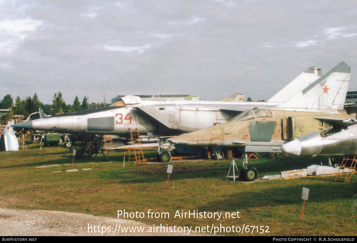 Aircraft Photo of 34 red | Mikoyan-Gurevich MiG-25RBS | Soviet Union - Air Force | AirHistory.net #67152