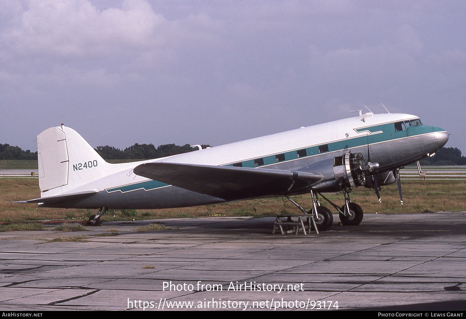 Aircraft Photo of N2400 | Douglas DC-3-G202A | Missionary Flights International | AirHistory.net #93174