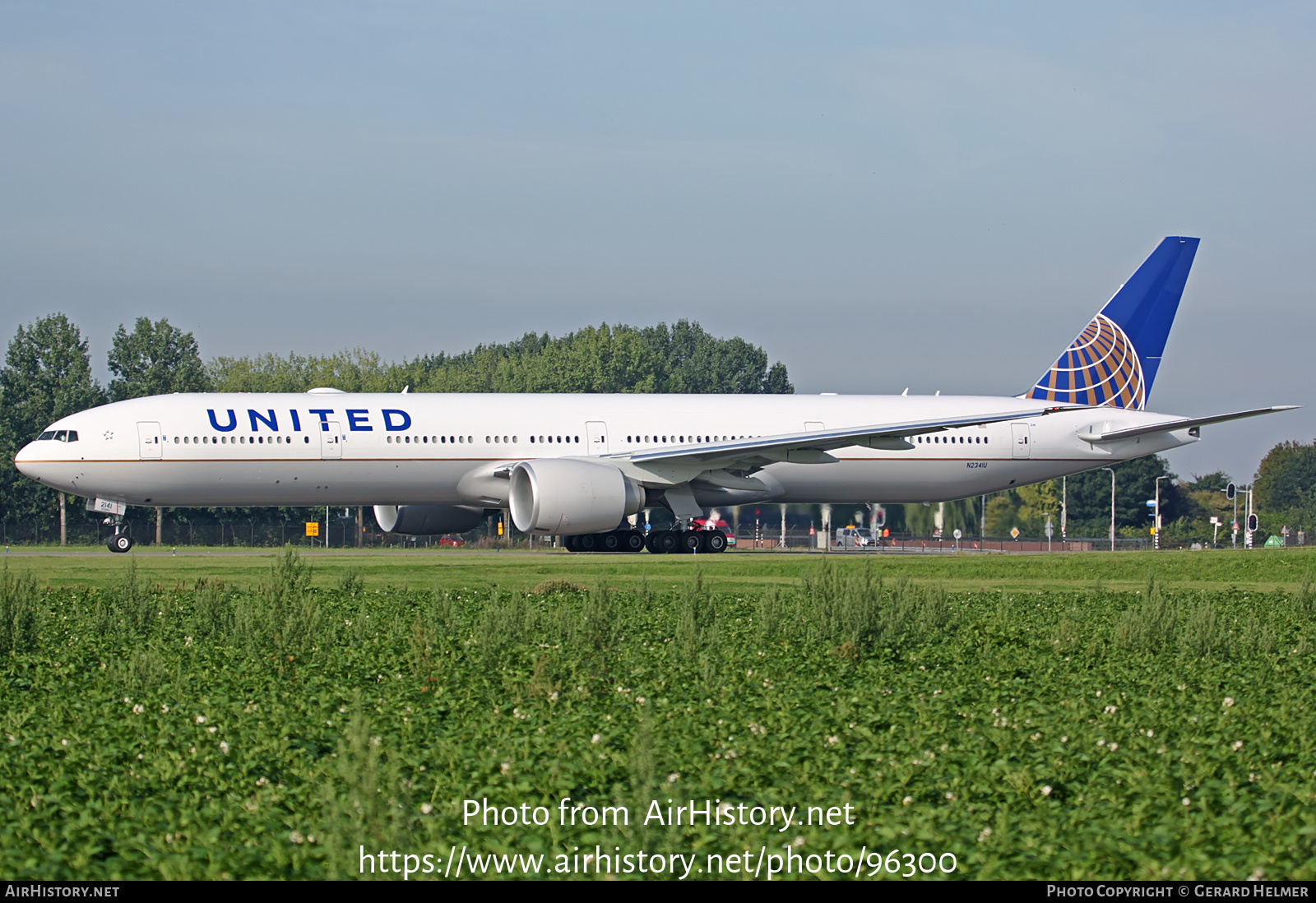 Aircraft Photo of N2341U | Boeing 777-300/ER | United Airlines | AirHistory.net #96300