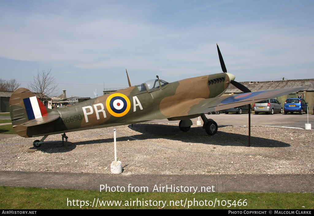 Aircraft Photo of R6690 | Supermarine Spitfire (model) | UK - Air Force | AirHistory.net #105466