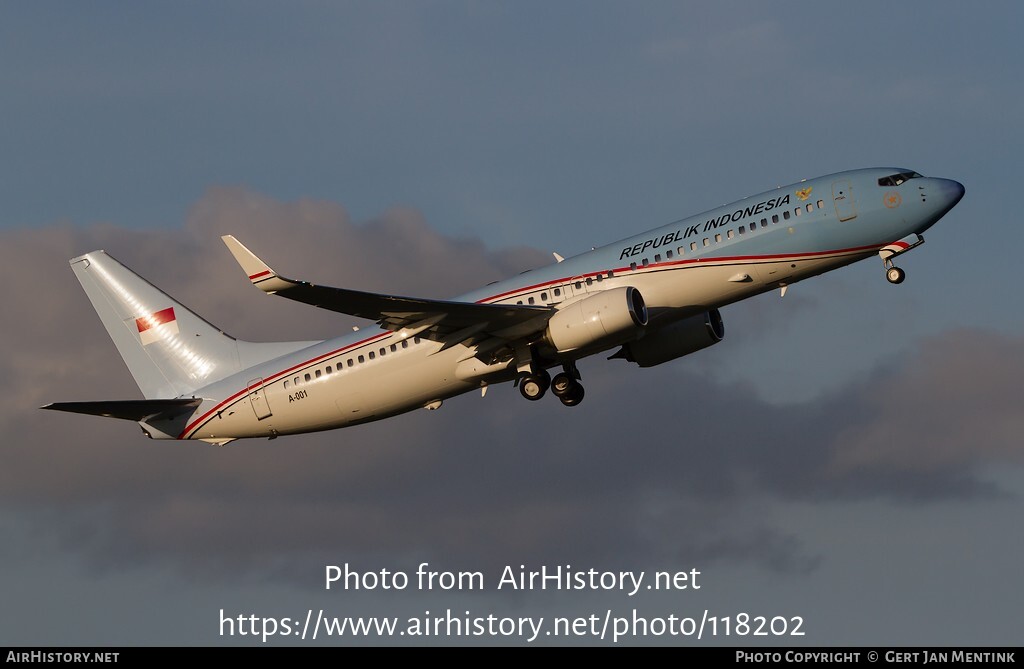 Aircraft Photo of A-001 | Boeing 737-8U3 | Republik Indonesia | AirHistory.net #118202