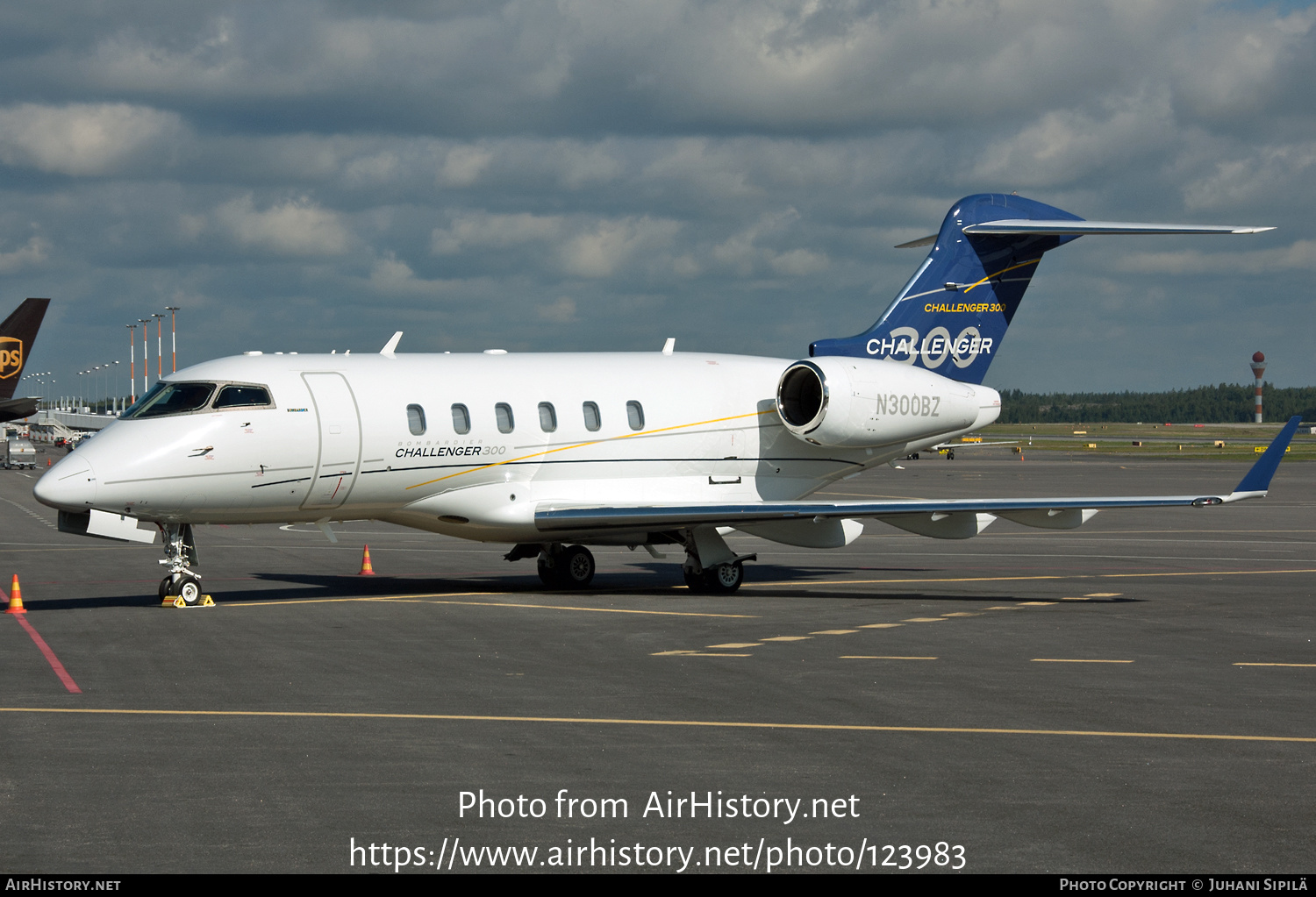 Aircraft Photo of N300BZ | Bombardier Challenger 300 (BD-100-1A10) | AirHistory.net #123983