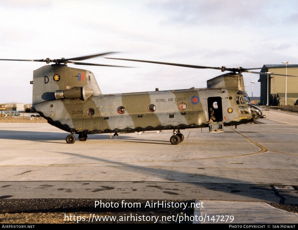 Aircraft Photo of ZA705 | Boeing Vertol Chinook HC1B (352) | UK - Air Force | AirHistory.net #147279