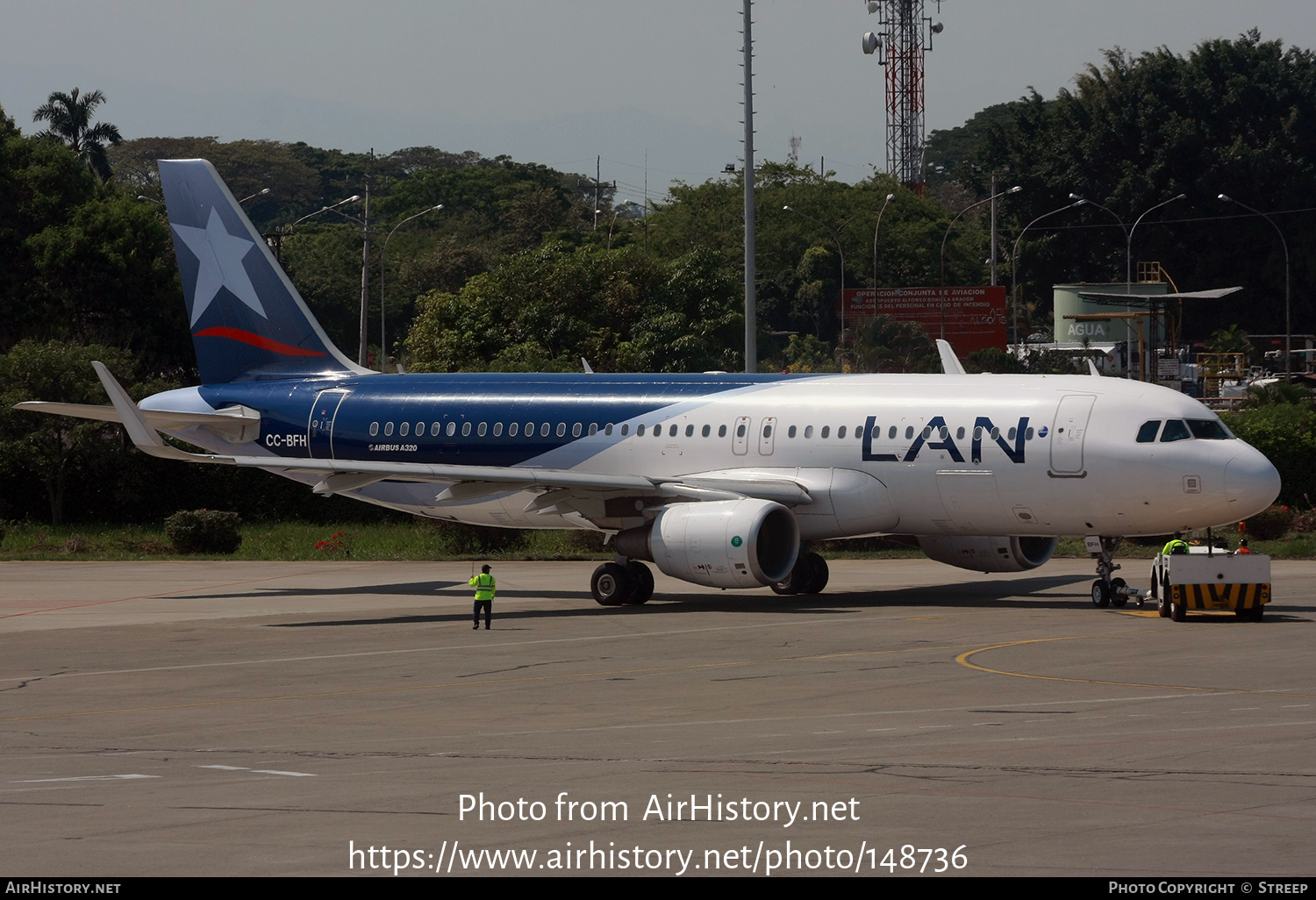 Aircraft Photo of CC-BFH | Airbus A320-214 | LAN Airlines - Línea Aérea Nacional | AirHistory.net #148736