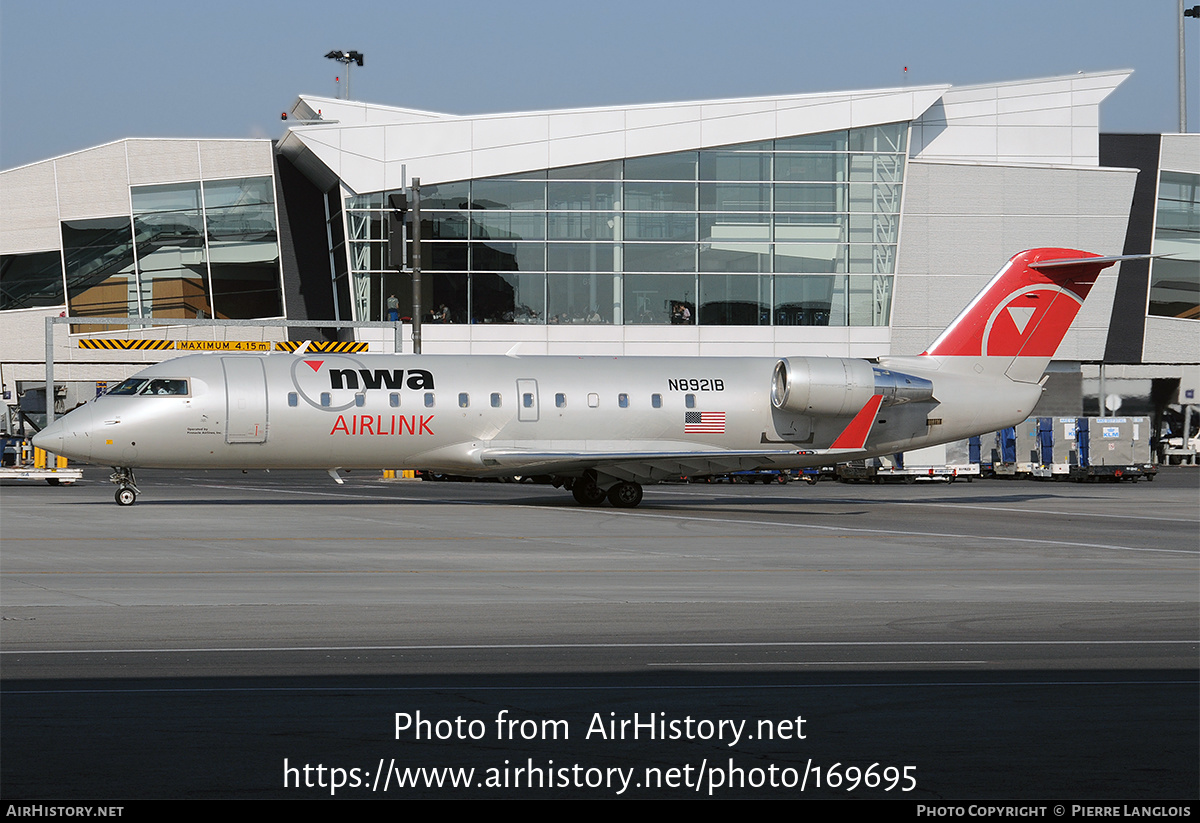 Aircraft Photo of N8921B | Bombardier CRJ-200LR (CL-600-2B19) | NWA Airlink | AirHistory.net #169695