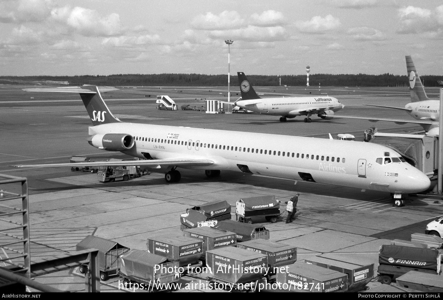 Aircraft Photo of LN-RMN | McDonnell Douglas MD-82 (DC-9-82) | Scandinavian Airlines - SAS | AirHistory.net #182741