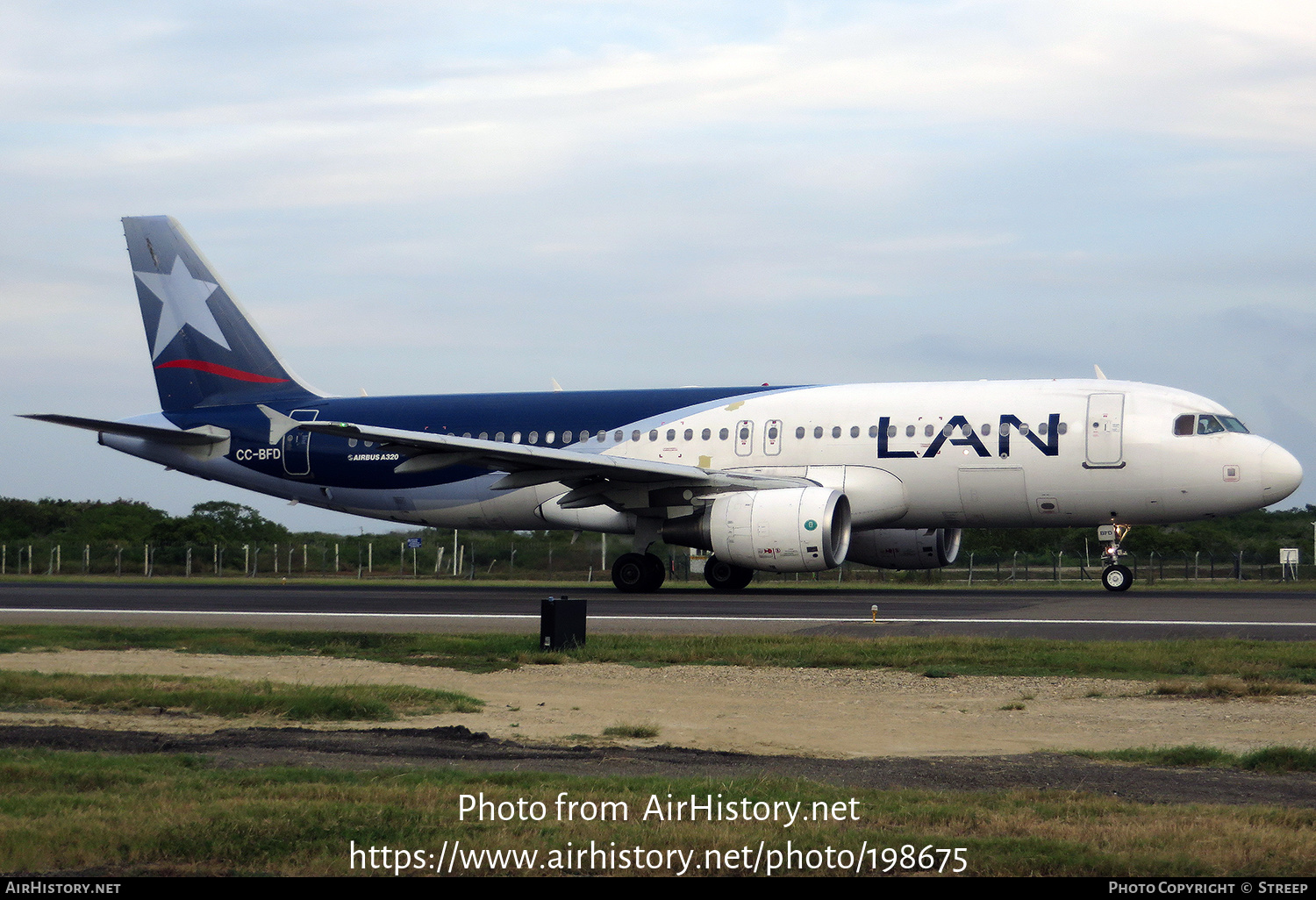 Aircraft Photo of CC-BFD | Airbus A320-214 | LAN Airlines - Línea Aérea Nacional | AirHistory.net #198675