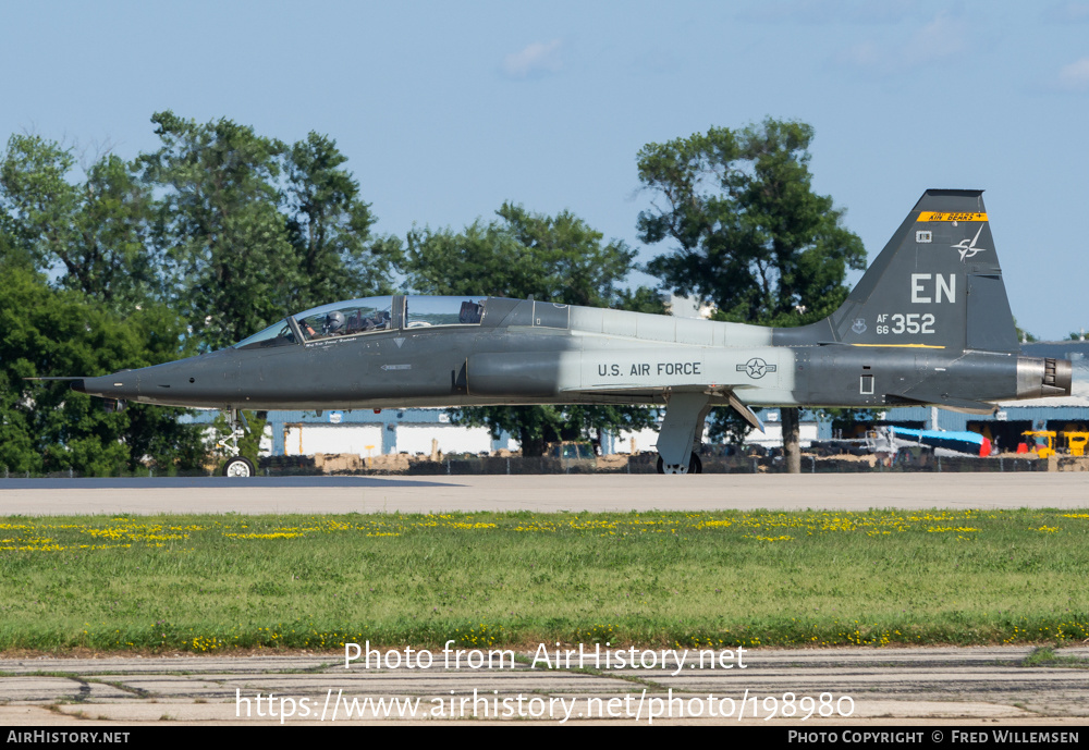 Aircraft Photo of 66-8352 / AF66-352 | Northrop T-38C Talon | USA - Air Force | AirHistory.net #198980