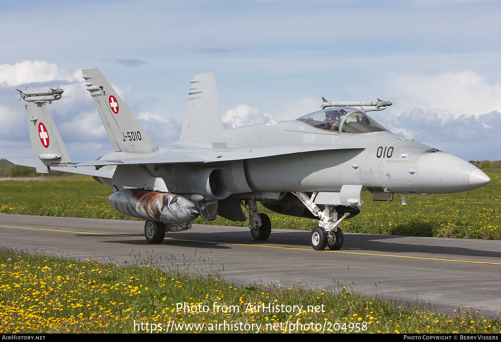 Aircraft Photo of J-5010 | McDonnell Douglas F/A-18C Hornet | Switzerland - Air Force | AirHistory.net #204958