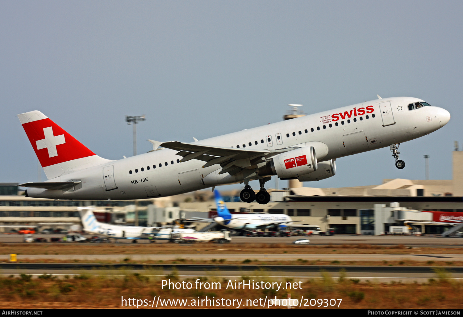 Aircraft Photo of HB-IJE | Airbus A320-214 | Swiss International Air Lines | AirHistory.net #209307