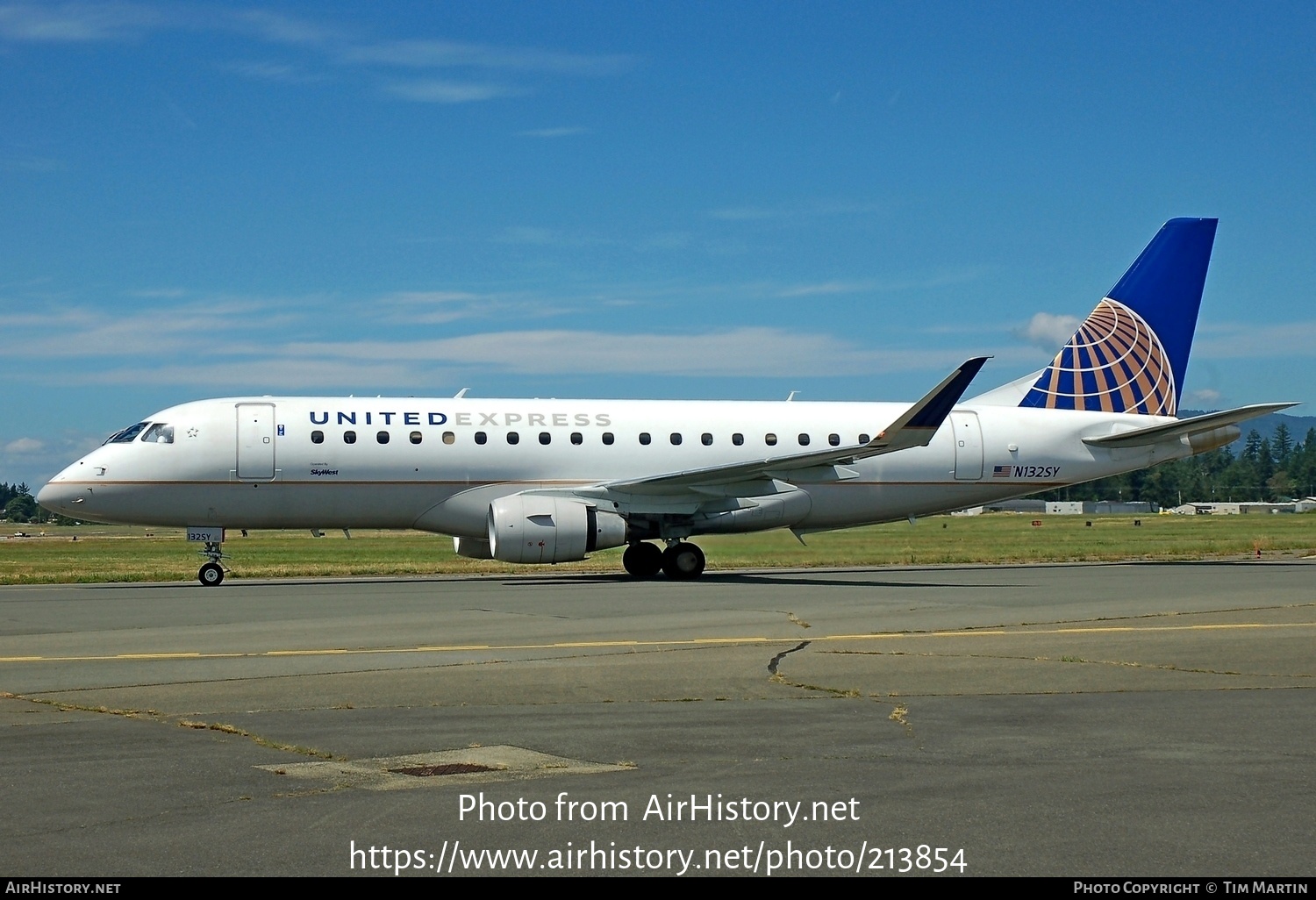 Aircraft Photo of N132SY | Embraer 175LR (ERJ-170-200LR) | United Express | AirHistory.net #213854