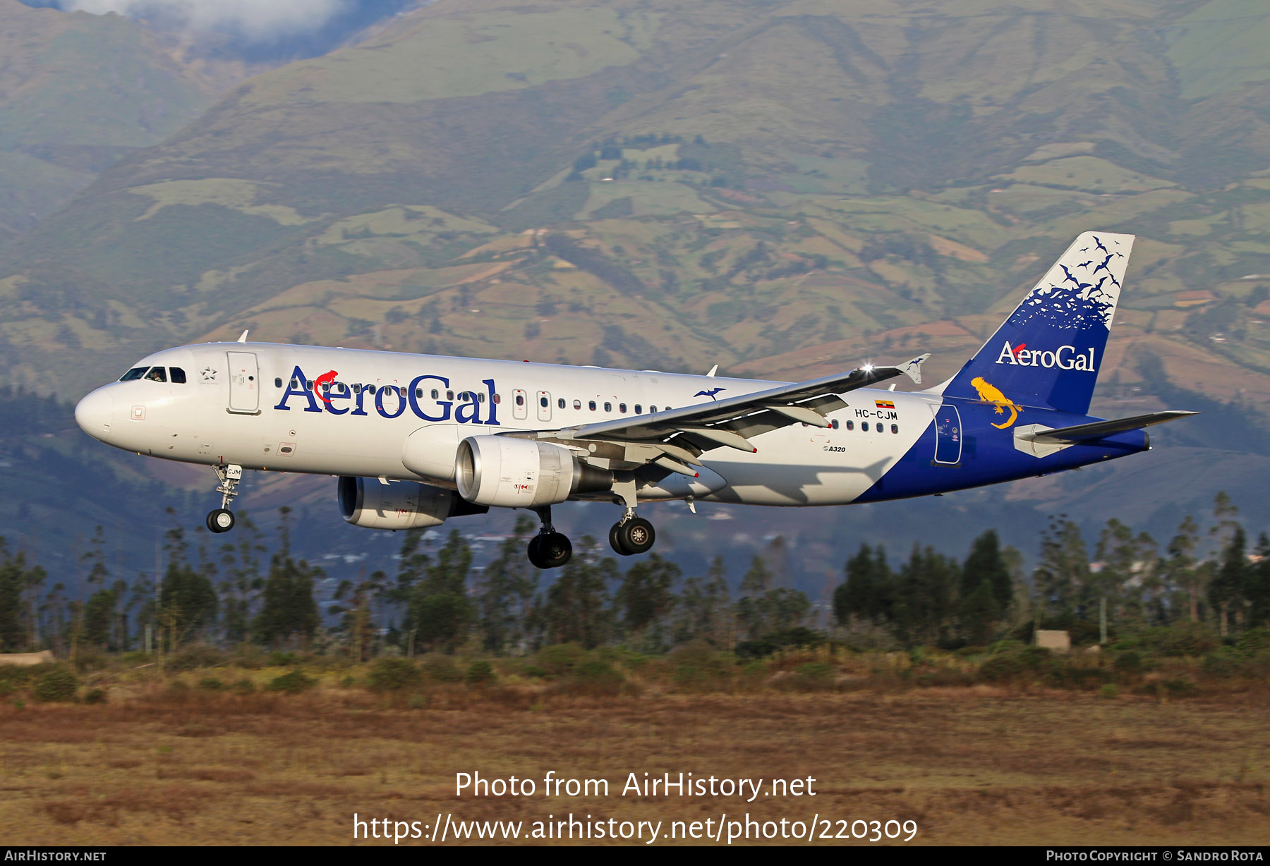 Aircraft Photo of HC-CJM | Airbus A320-214 | AeroGal | AirHistory.net #220309