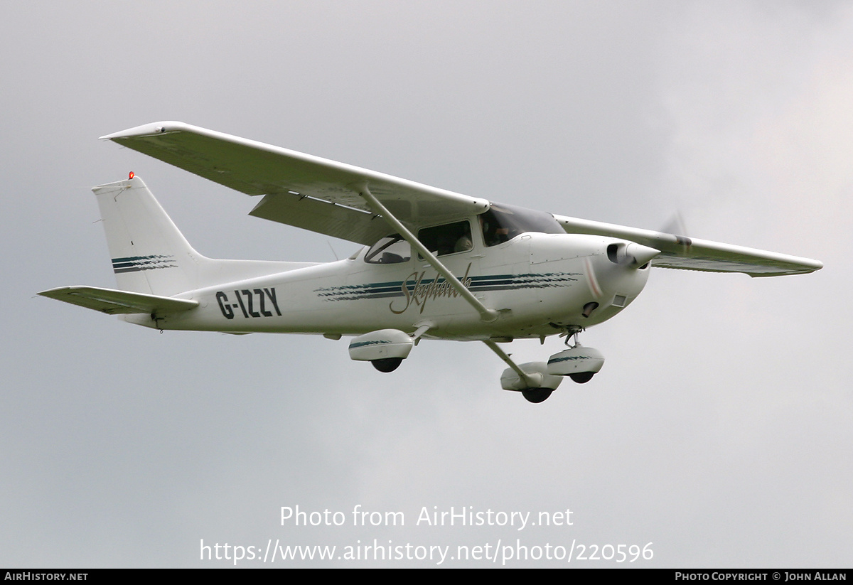 Aircraft Photo of G-IZZY | Cessna 172R Skyhawk | AirHistory.net #220596