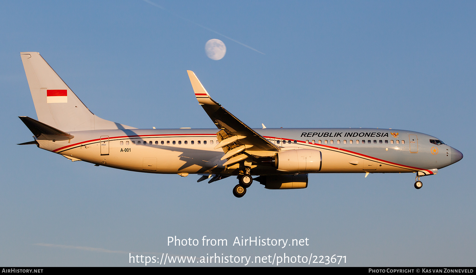 Aircraft Photo of A-001 | Boeing 737-8U3 | Republik Indonesia | AirHistory.net #223671