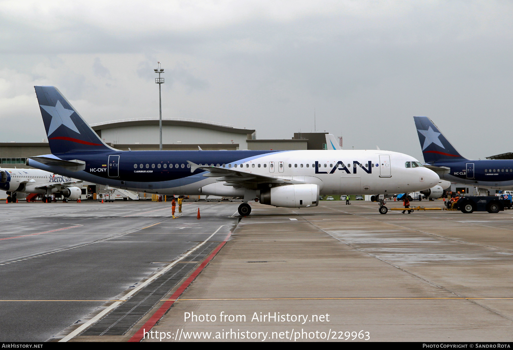 Aircraft Photo of HC-CNY | Airbus A320-233 | LAN Airlines - Línea Aérea Nacional | AirHistory.net #229963