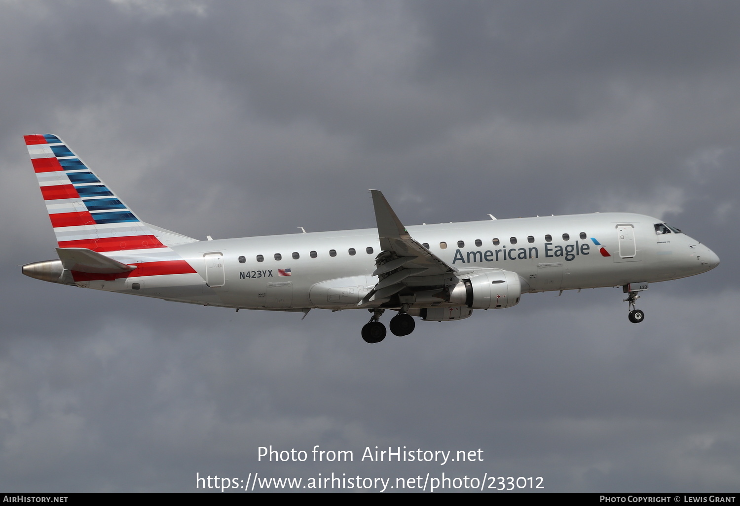 Aircraft Photo of N423YX | Embraer 175LR (ERJ-170-200LR) | American Eagle | AirHistory.net #233012