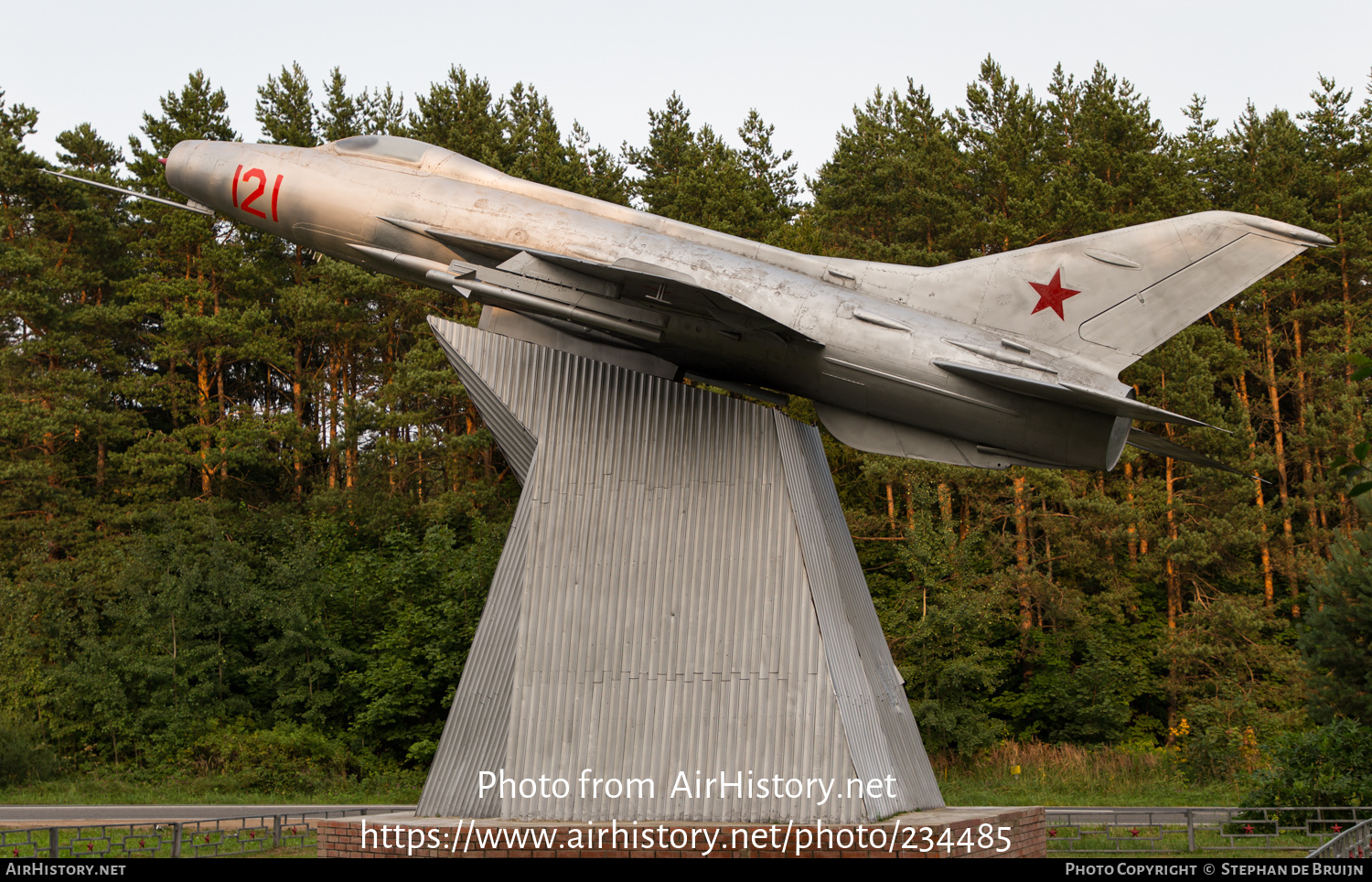 Aircraft Photo of 121 red | Mikoyan-Gurevich MiG-21F-13 | Soviet Union - Air Force | AirHistory.net #234485