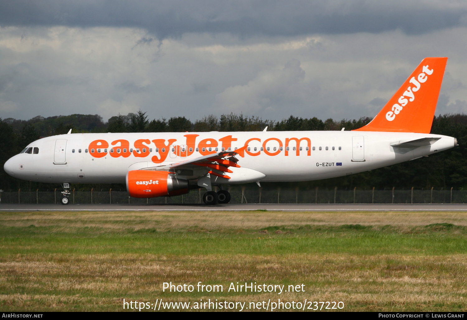 Aircraft Photo of G-EZUT | Airbus A320-214 | EasyJet | AirHistory.net #237220