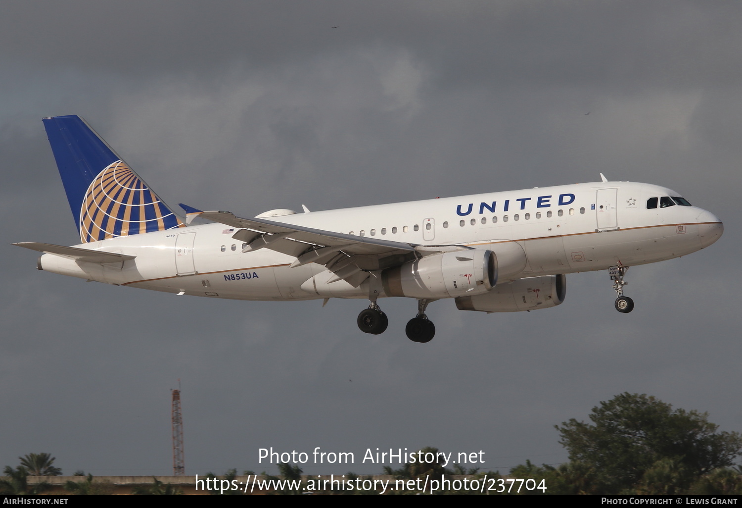 Aircraft Photo of N853UA | Airbus A319-131 | United Airlines | AirHistory.net #237704