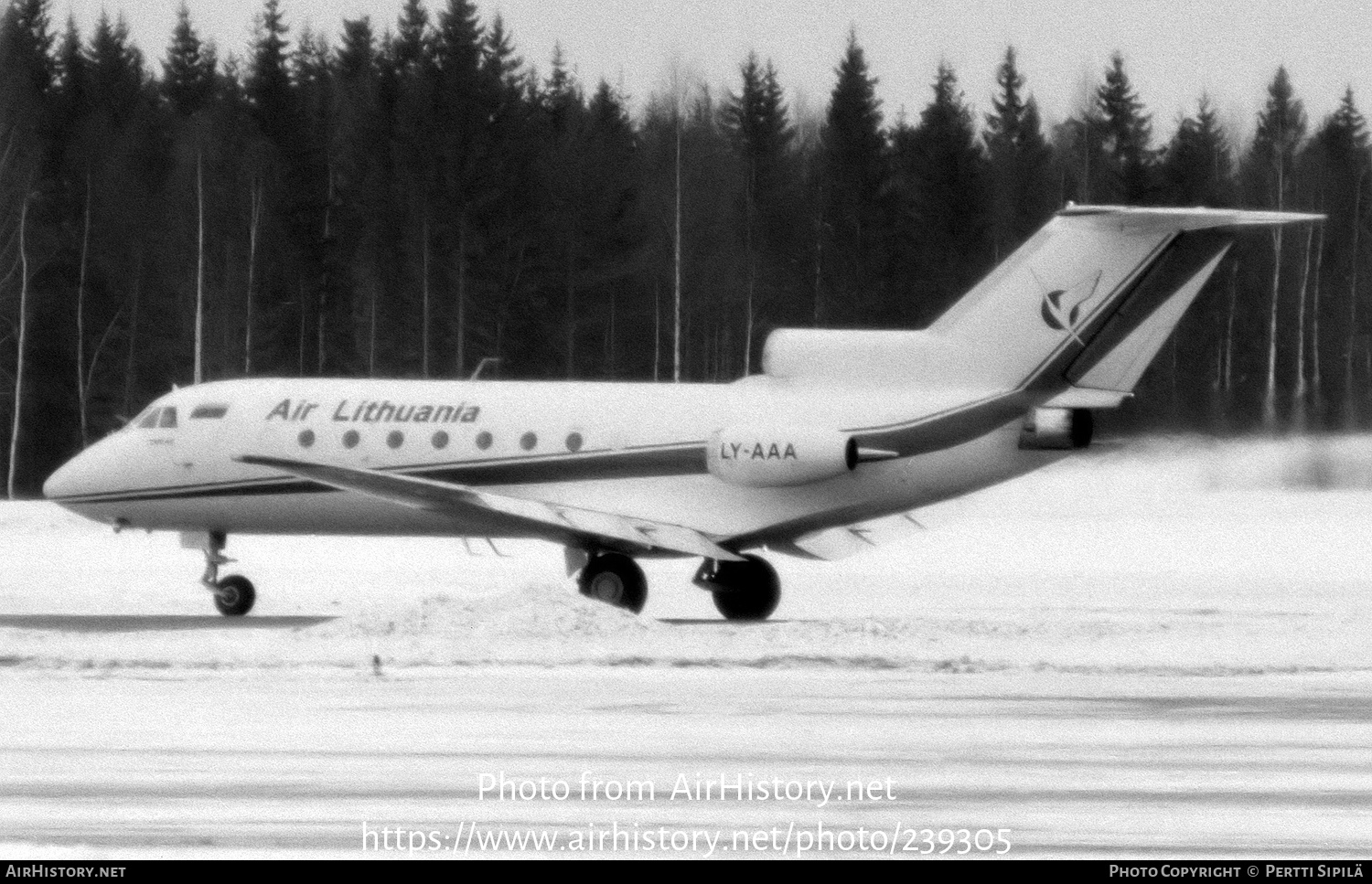 Aircraft Photo of LY-AAA | Yakovlev Yak-40 | Air Lithuania | AirHistory.net #239305
