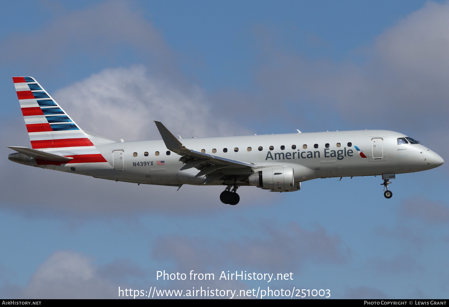 Aircraft Photo of N439YX | Embraer 175LR (ERJ-170-200LR) | American Eagle | AirHistory.net #251003