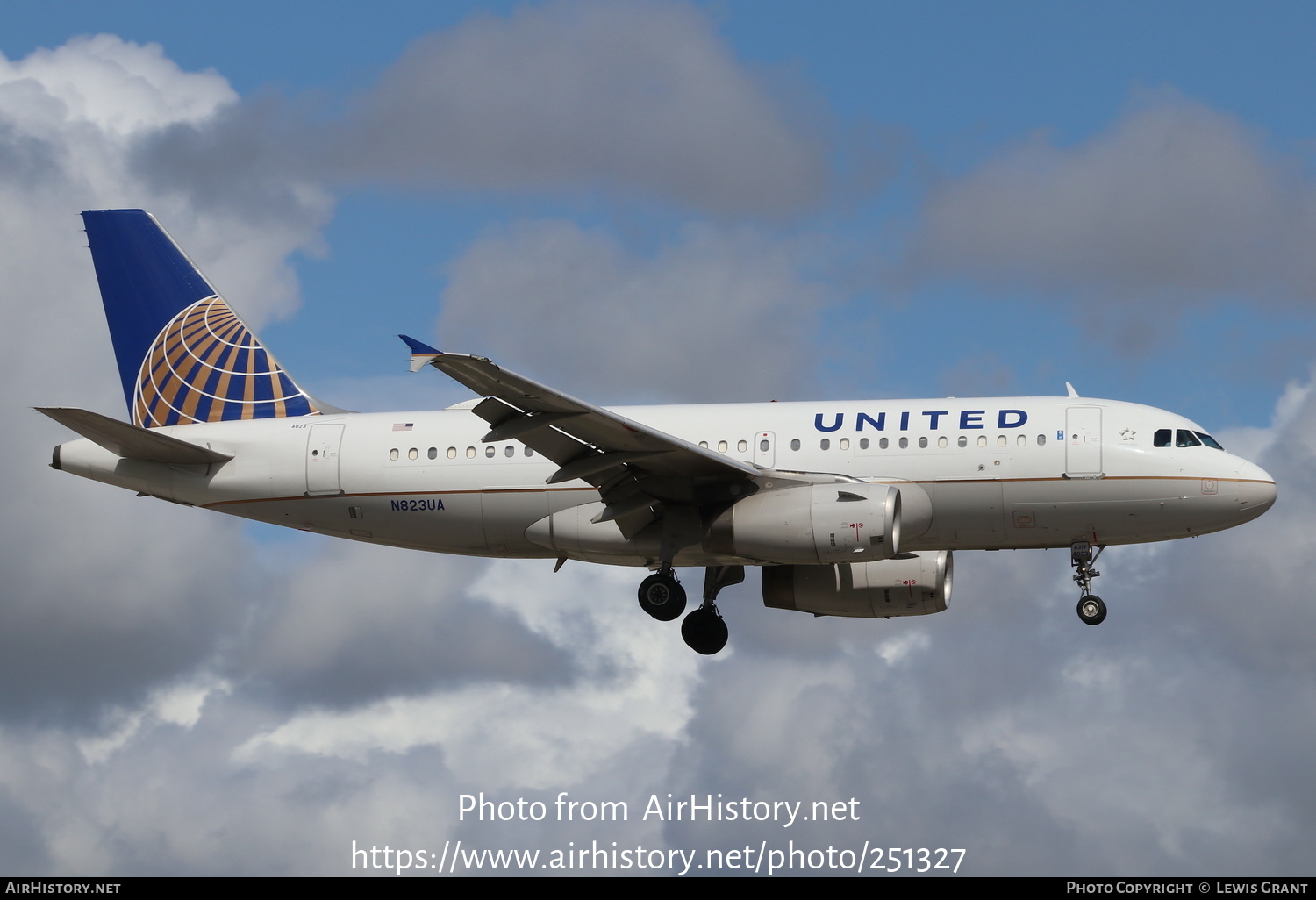 Aircraft Photo of N823UA | Airbus A319-131 | United Airlines | AirHistory.net #251327