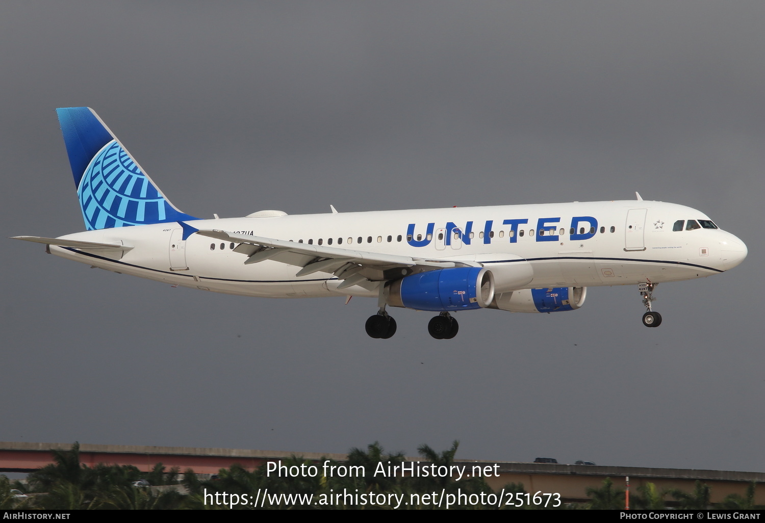 Aircraft Photo of N487UA | Airbus A320-232 | United Airlines | AirHistory.net #251673