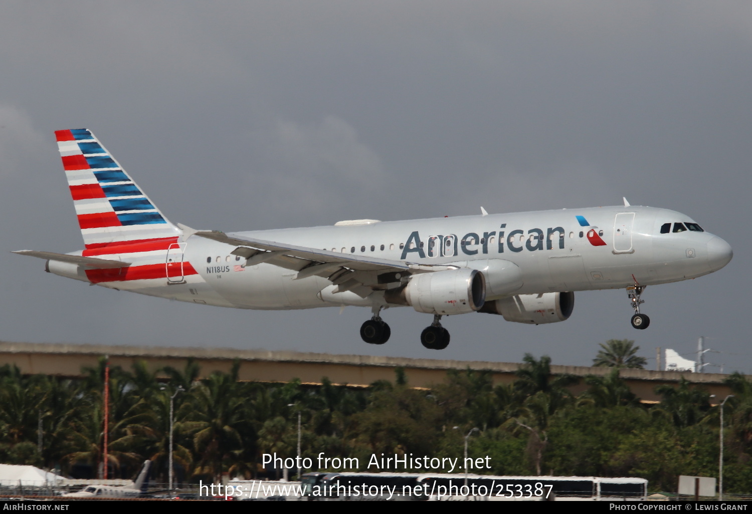 Aircraft Photo of N118US | Airbus A320-214 | American Airlines | AirHistory.net #253387