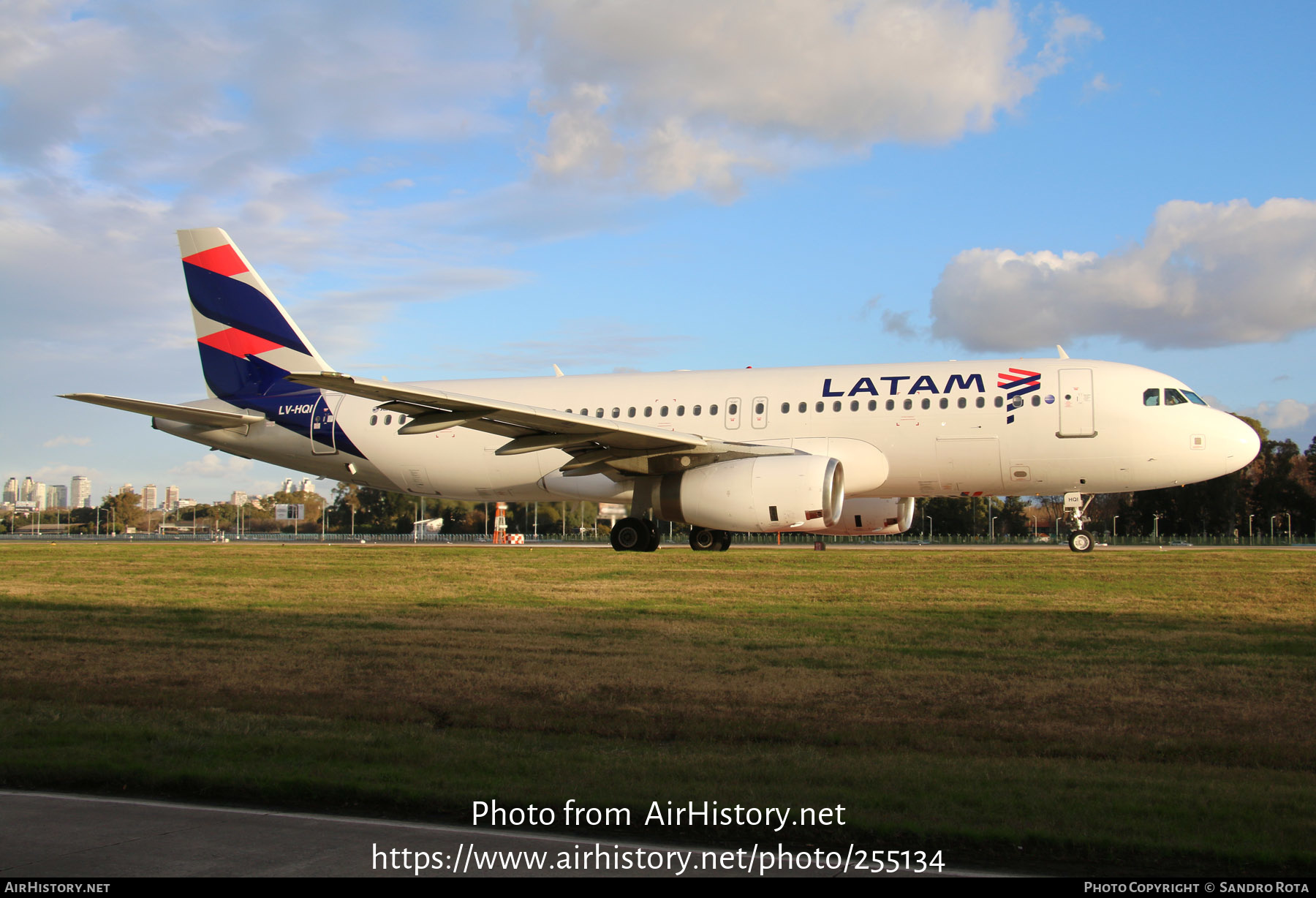 Aircraft Photo of LV-HQI | Airbus A320-233 | LATAM Airlines | AirHistory.net #255134