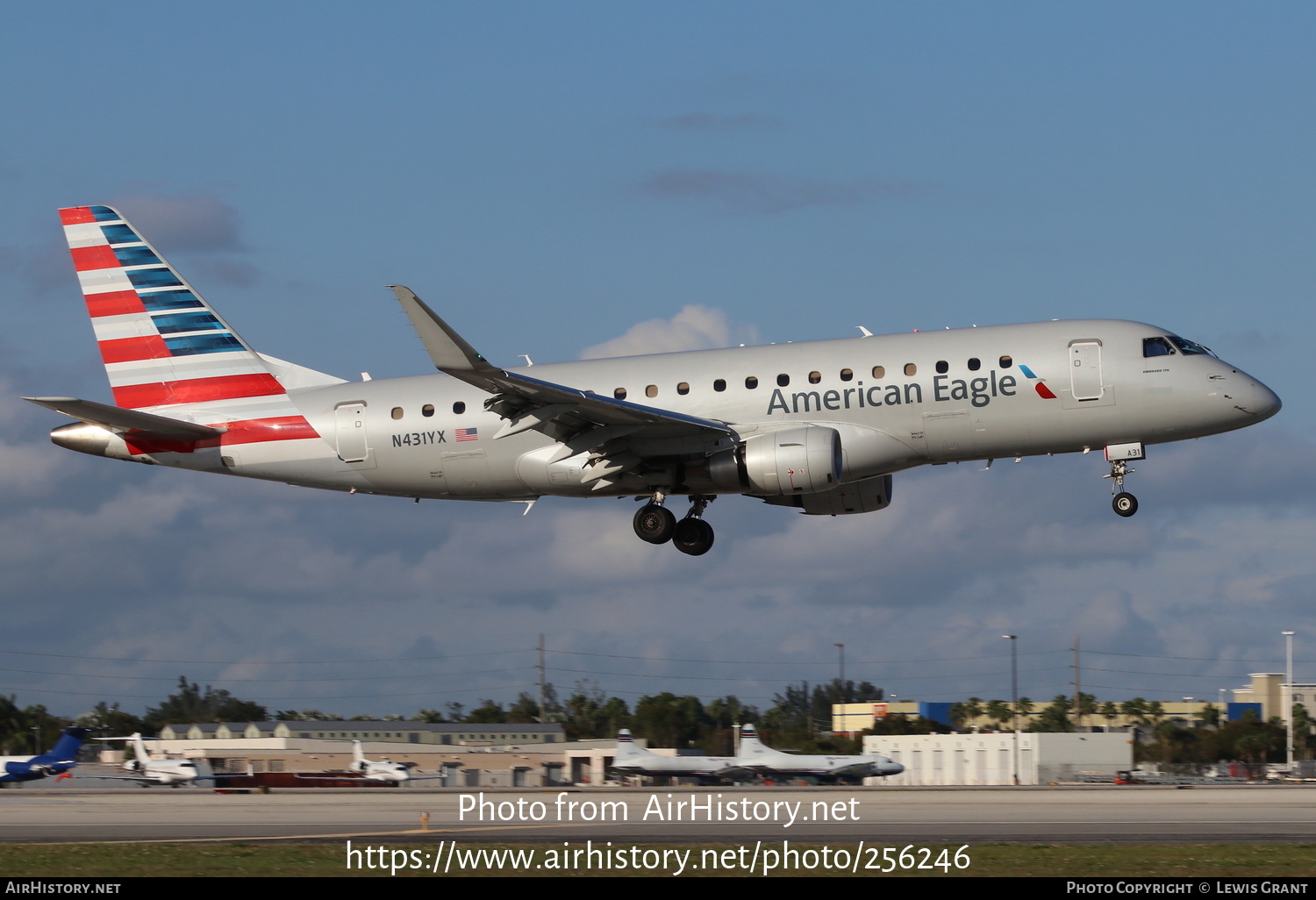 Aircraft Photo of N431YX | Embraer 175LR (ERJ-170-200LR) | American Eagle | AirHistory.net #256246