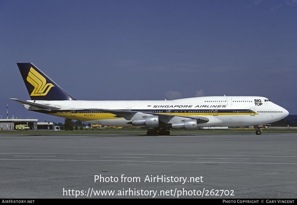 Aircraft Photo of N123KJ | Boeing 747-312 | Singapore Airlines ...