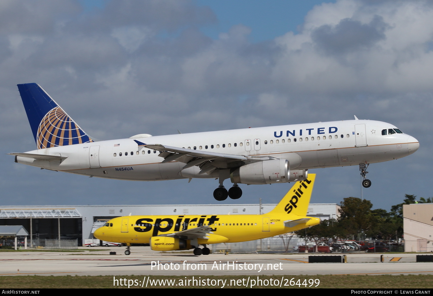 Aircraft Photo of N454UA | Airbus A320-232 | United Airlines | AirHistory.net #264499