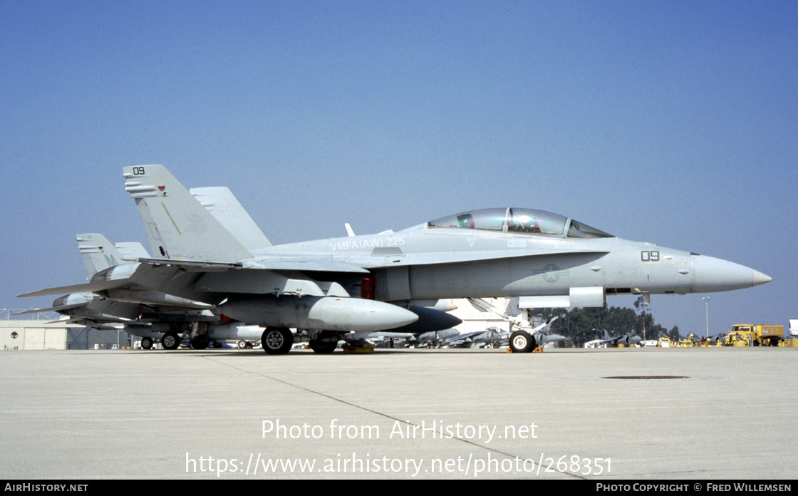 Aircraft Photo of 165687 | McDonnell Douglas F/A-18D Hornet | USA - Marines | AirHistory.net #268351