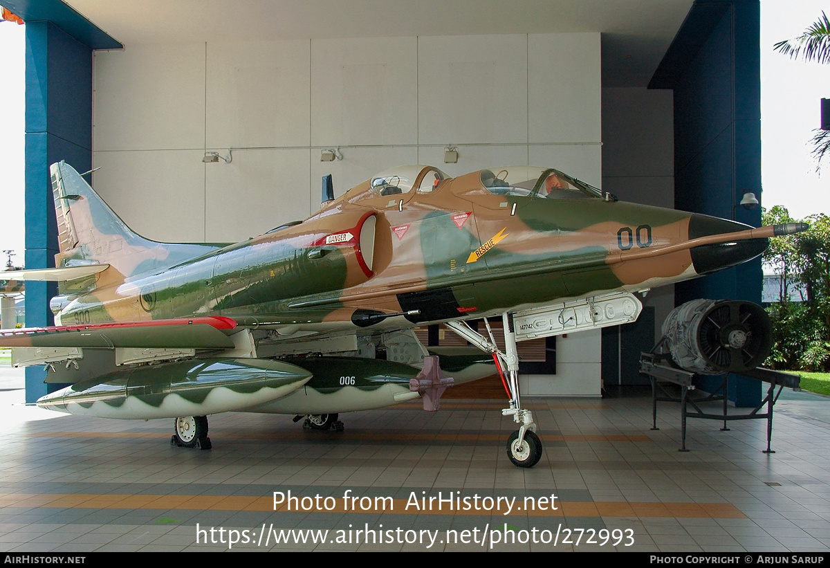 Aircraft Photo of 900 | Douglas TA-4SU Skyhawk | Singapore - Air Force | AirHistory.net #272993