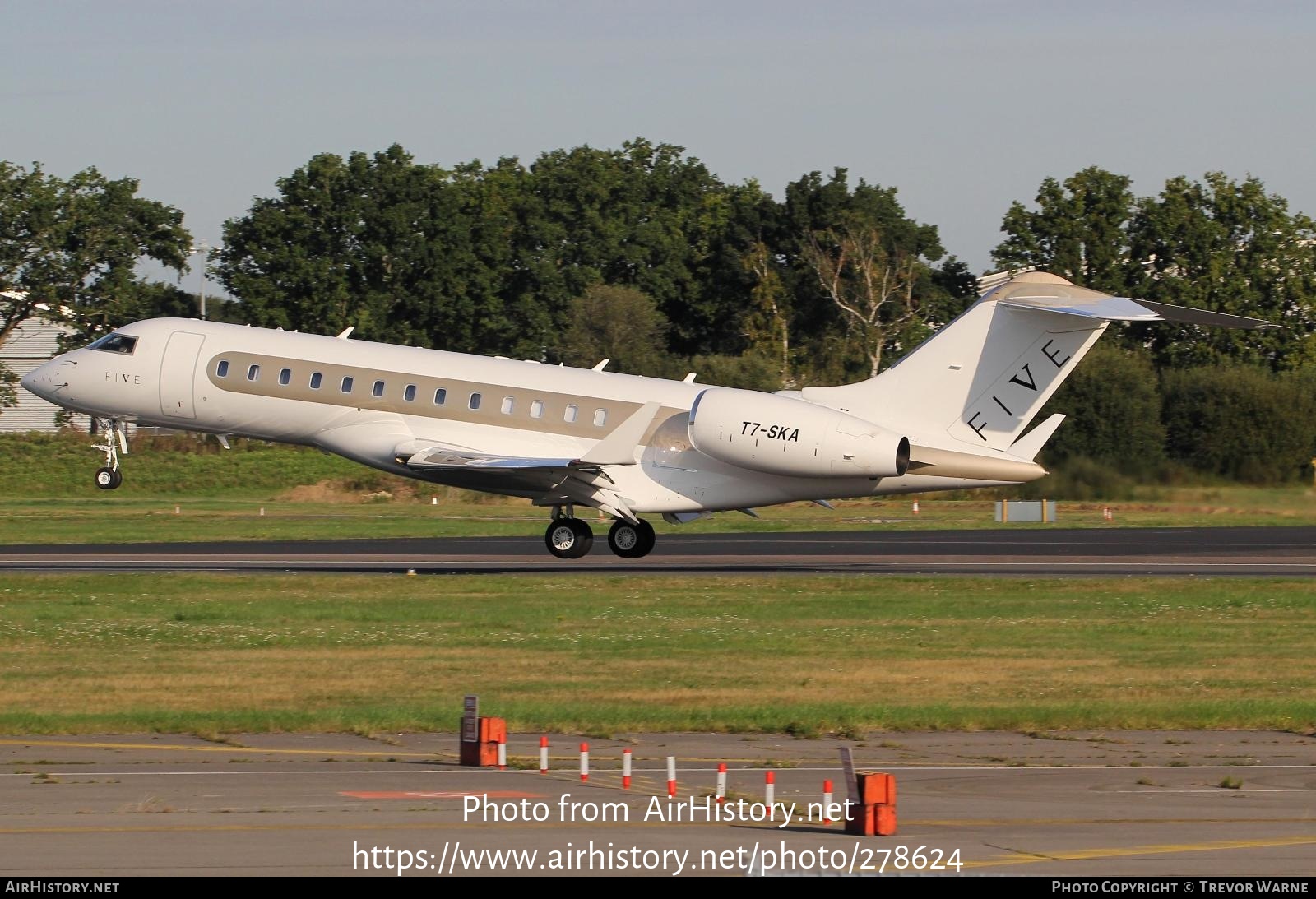 Aircraft Photo of T7-SKA | Bombardier Global Express XRS (BD-700-1A10) | AirHistory.net #278624