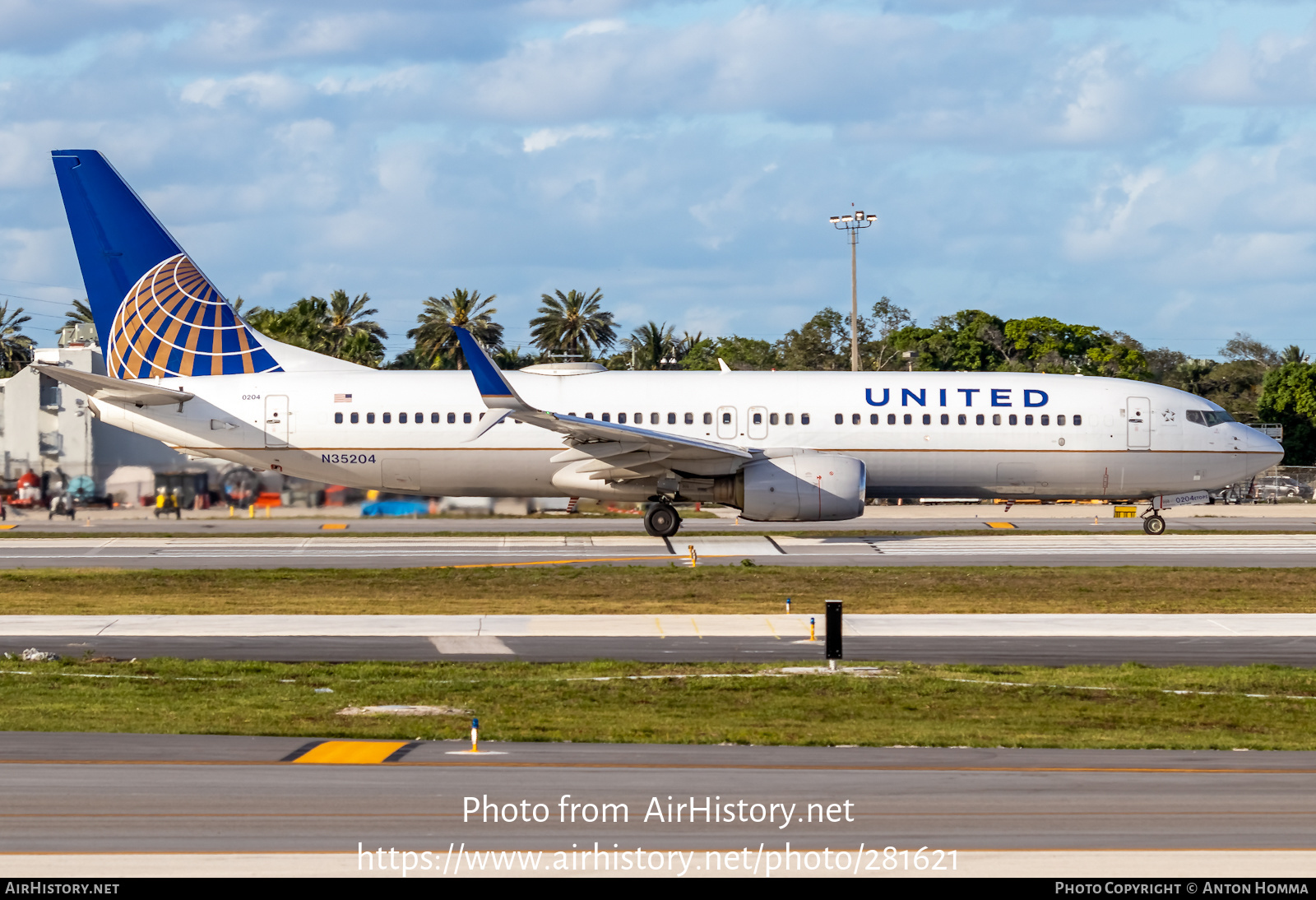 Aircraft Photo of N35204 | Boeing 737-824 | United Airlines | AirHistory.net #281621