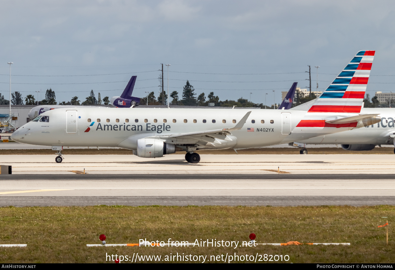 Aircraft Photo of N402YX | Embraer 175LR (ERJ-170-200LR) | American Eagle | AirHistory.net #282010