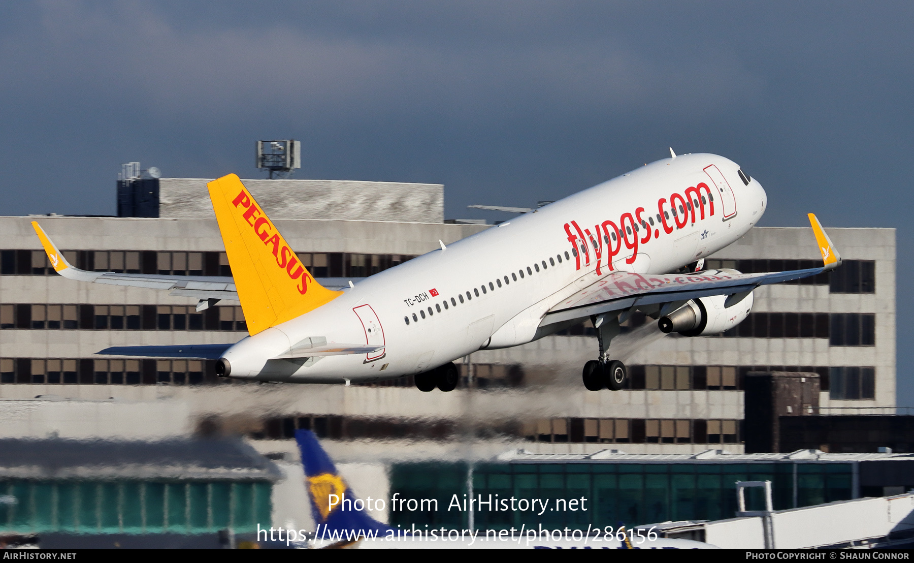 Aircraft Photo of TC-DCH | Airbus A320-216 | Pegasus Airlines | AirHistory.net #286156