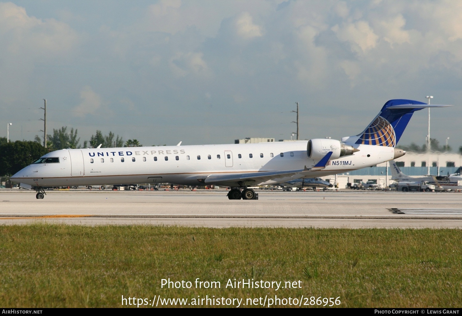 Aircraft Photo of N511MJ | Bombardier CRJ-701ER (CL-600-2C10) | United Express | AirHistory.net #286956