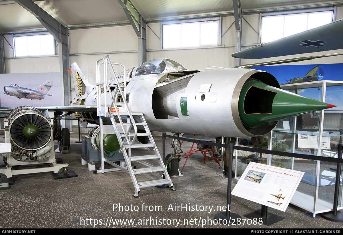 Aircraft Photo of 950 | Mikoyan-Gurevich MiG-21PF | East Germany - Air Force | AirHistory.net #287088