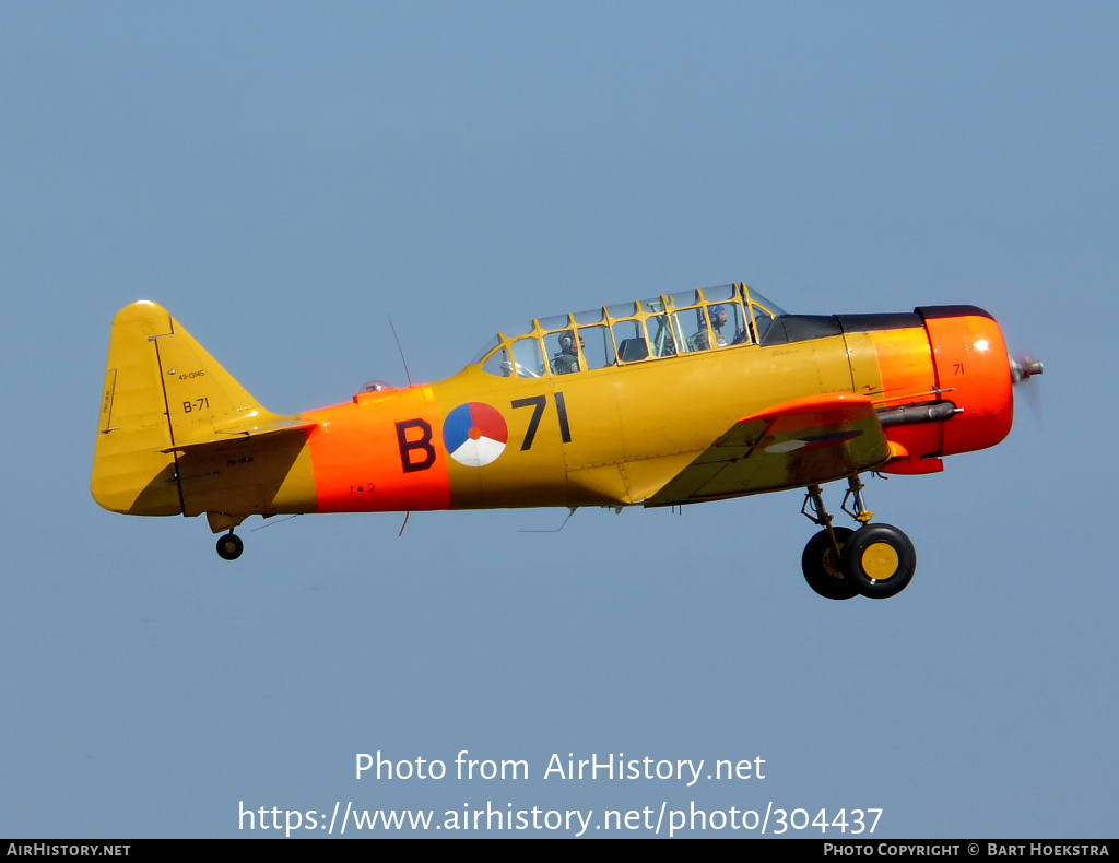 Aircraft Photo of PH-MLM / B-71 | North American AT-16 Harvard IIB | Koninklijke Luchtmacht Historische Vlucht | Netherlands - Air Force | AirHistory.net #304437