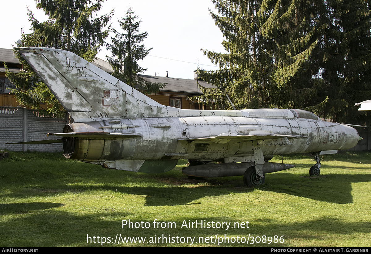 Aircraft Photo of 2401 | Mikoyan-Gurevich MiG-21PF | Poland - Air Force | AirHistory.net #308986