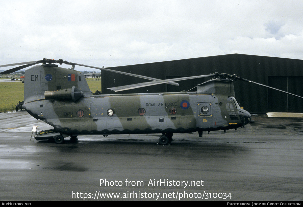 Aircraft Photo of ZA717 | Boeing Vertol Chinook HC1 (352) | UK - Air Force | AirHistory.net #310034