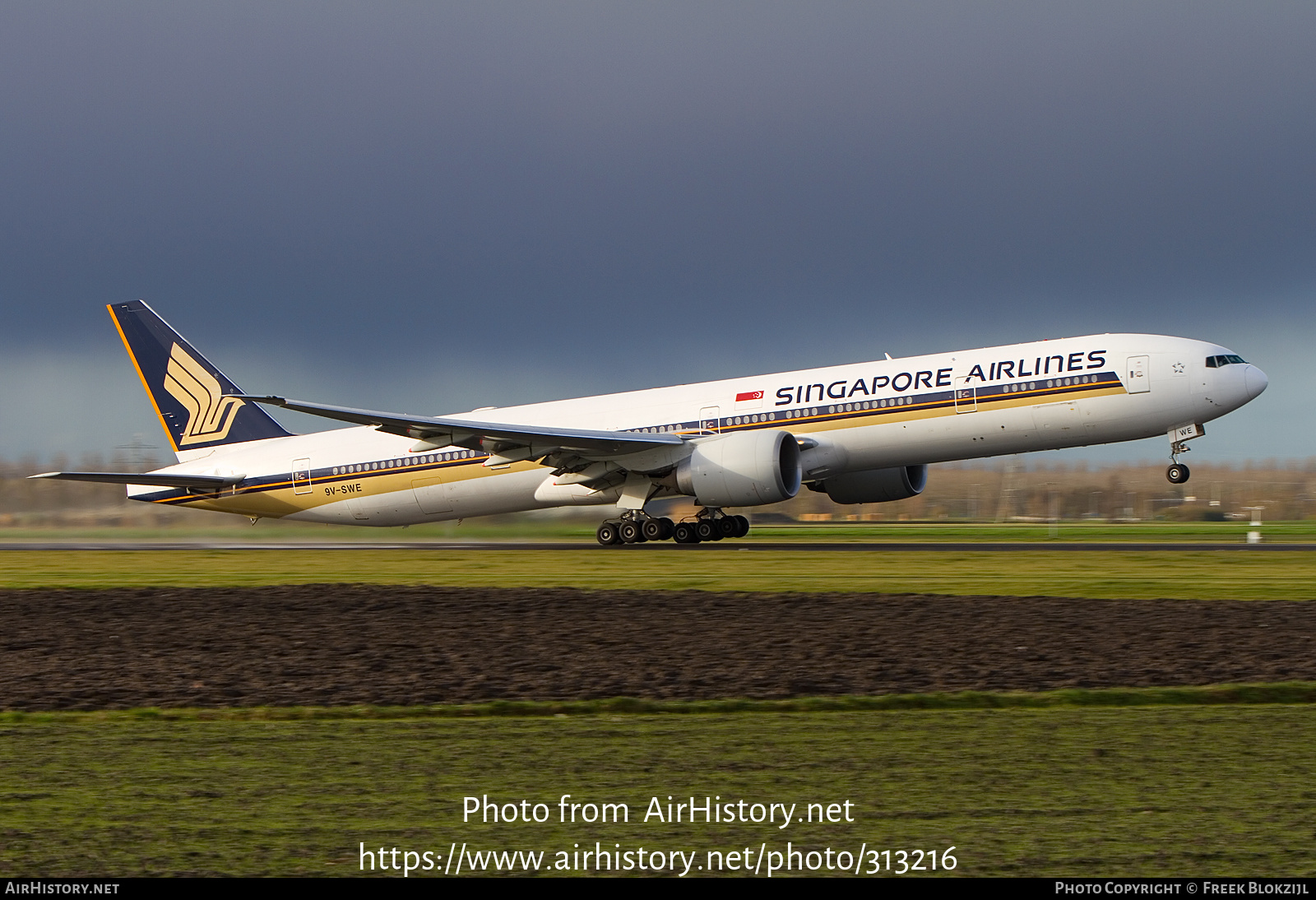 Aircraft Photo of 9V-SWE | Boeing 777-312/ER | Singapore Airlines | AirHistory.net #313216