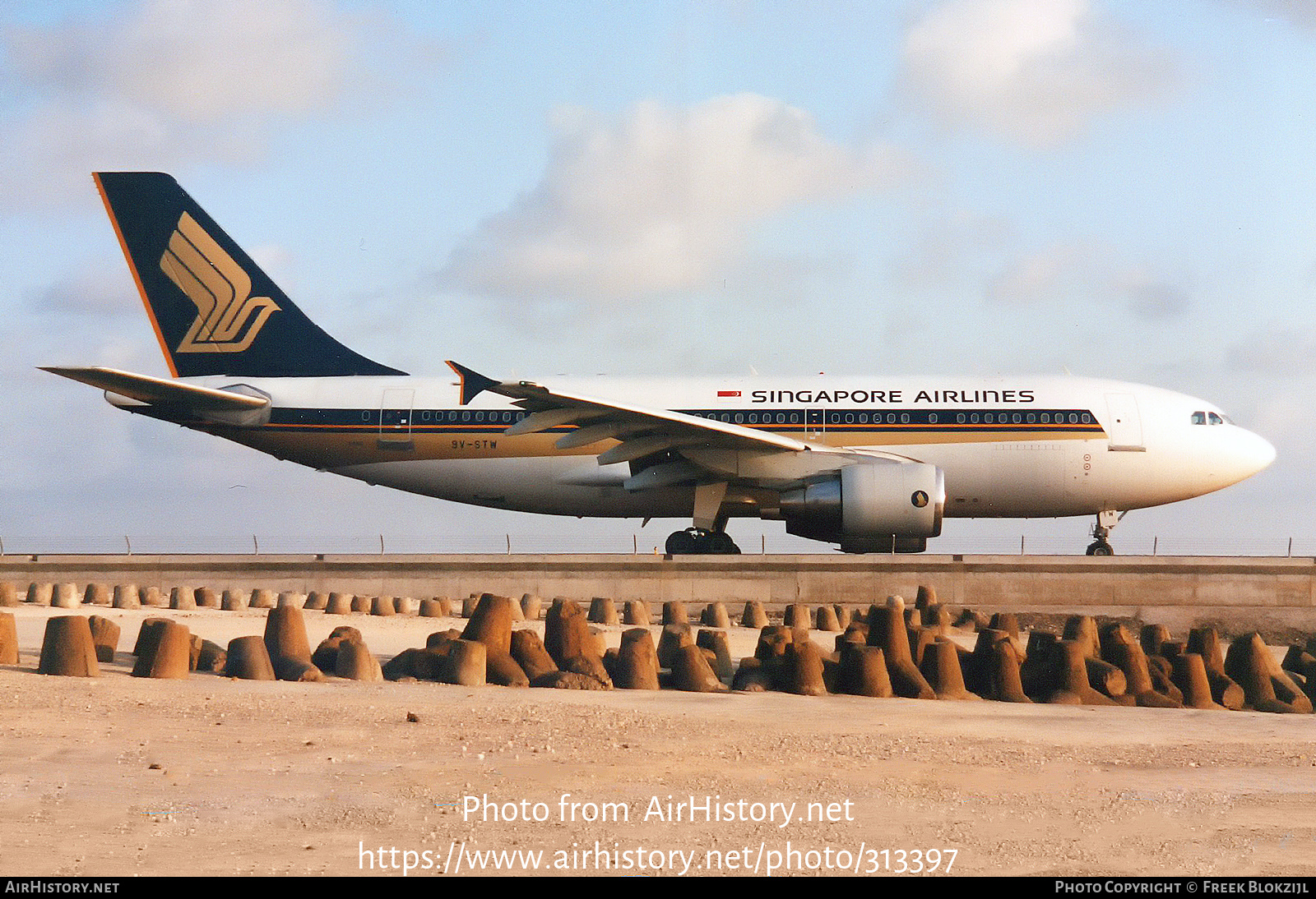 Aircraft Photo of 9V-STW | Airbus A310-324 | Singapore Airlines | AirHistory.net #313397