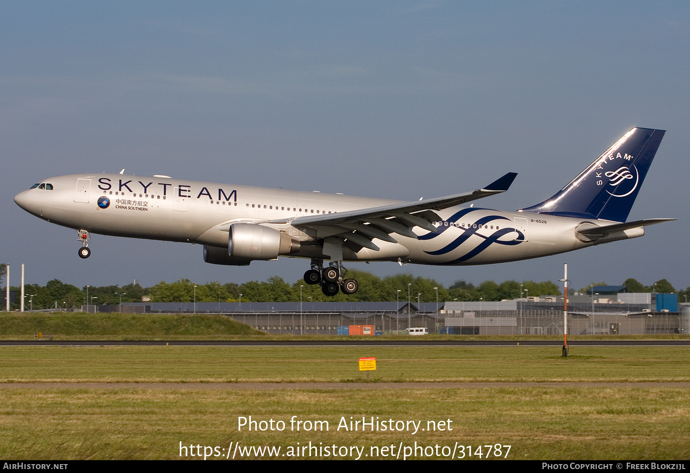 Aircraft Photo of B-6528 | Airbus A330-223 | China Southern Airlines | AirHistory.net #314787