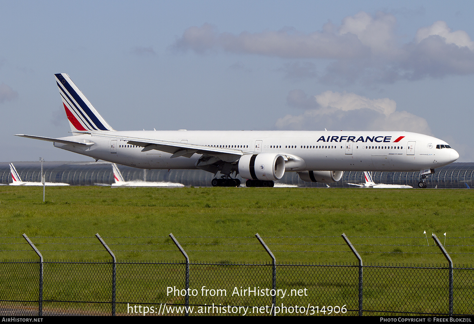 Aircraft Photo of F-GSQE | Boeing 777-328/ER | Air France | AirHistory.net #314906