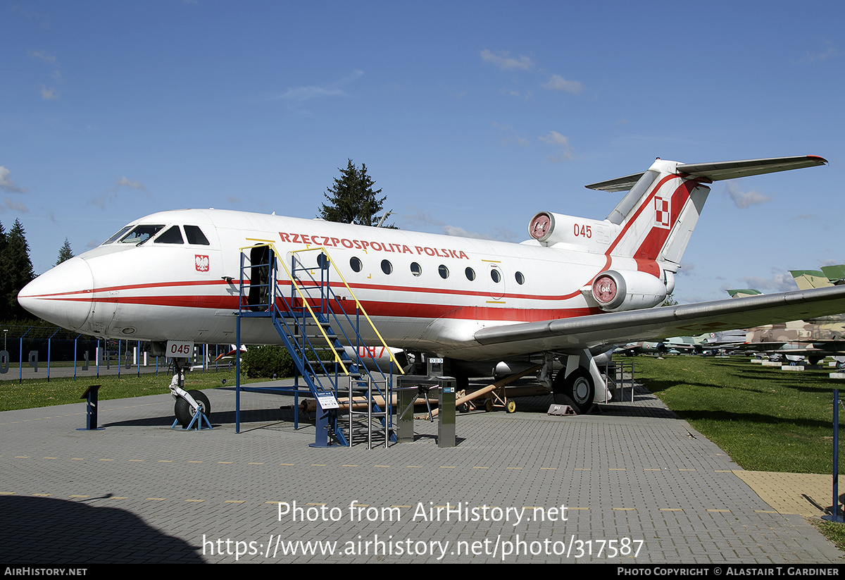 Aircraft Photo of 045 | Yakovlev Yak-40 | Poland - Air Force | AirHistory.net #317587